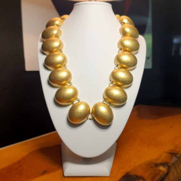 Colar dourado fosco