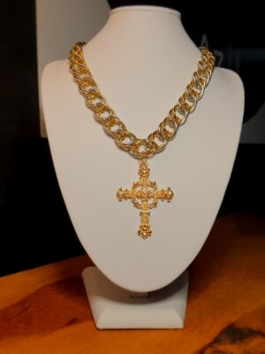 Colar crucifixo e pérola